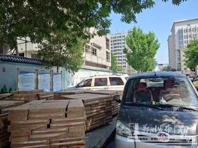 鄭州房地產(chǎn)開發(fā)亂象 人行道變身停車場料場，路口人車混行擁堵頻發(fā)